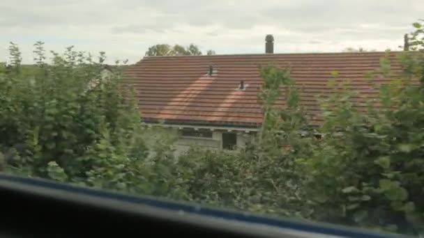 Platteland huizen uit trein venster — Stockvideo