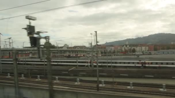 Paradas de trem na estação — Vídeo de Stock