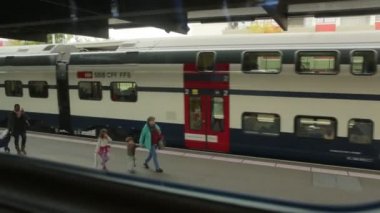 Dielsdorf İstasyonu Tren penceresinden