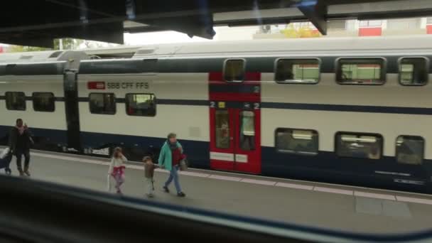 Dielsdorf İstasyonu Tren penceresinden — Stok video