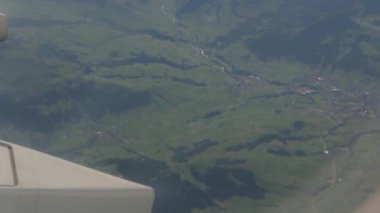 Yeşil arazi ve köy İsviçre uçak penceresinden görüntülemek