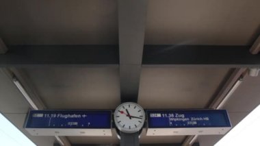 Zürih Tren İstasyonu saate