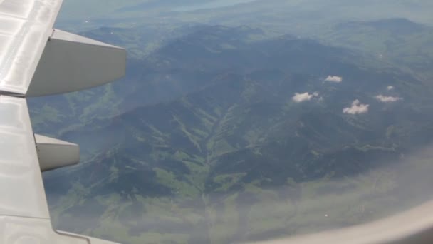 Schweiz från flygplan fönster — Stockvideo