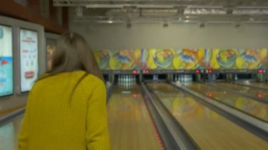 Bowling oynarken mutlu kız