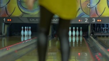Kız kötü bovling oynuyor