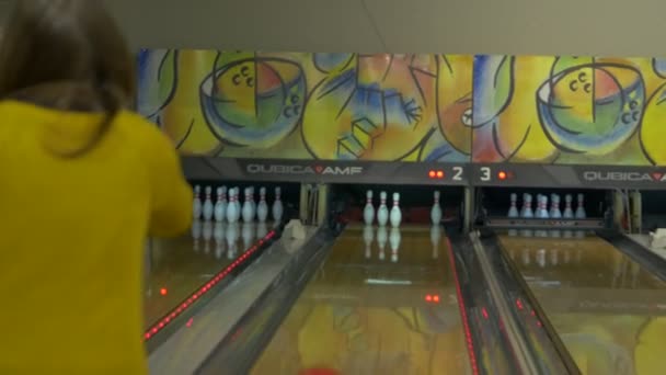 Meisje bowling spelen — Stockvideo