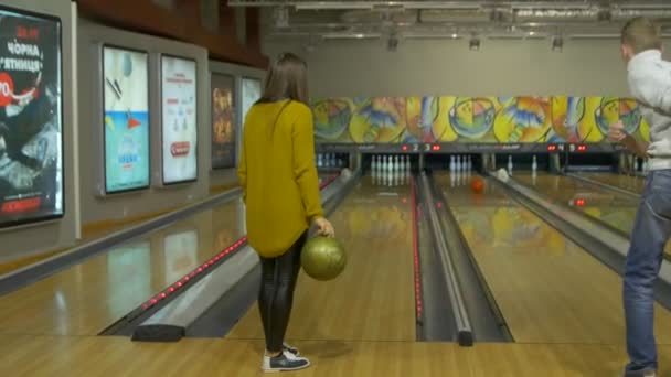 Het meisje speelt Bowling — Stockvideo