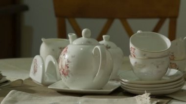 Masanın üzerinde eski antika porselen beyaz çay seti