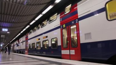 Zürih, İsviçre - 10 03 2018: Modern tren istasyonunda ayakta yolcu ile