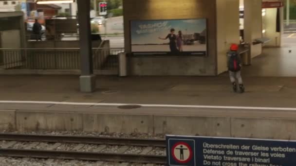 Niño en los rodillos en la estación de tren — Vídeos de Stock