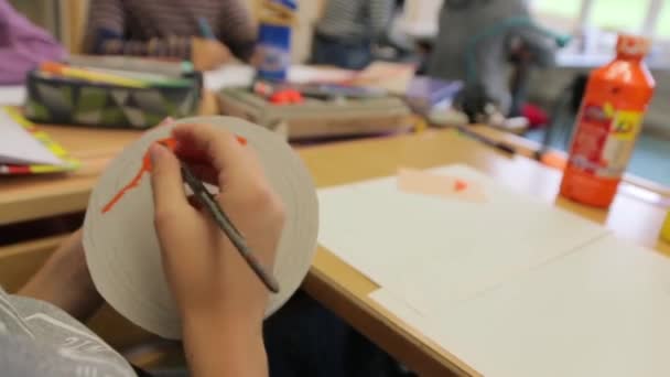 Мальчик рисует структуру глаза — стоковое видео