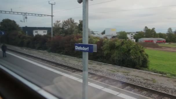 Estación de Dielsdorf Desde la ventana del tren — Vídeo de stock