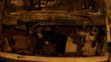 Sokakta araba yanmış