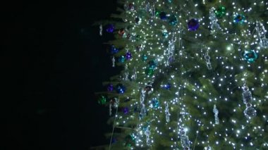 Çelenk Noel ağacı üzerinde