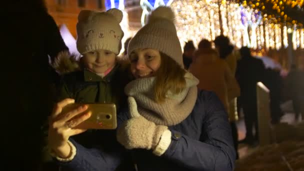 Kobieta i dziewczynka autoportret Boże Narodzenie — Wideo stockowe