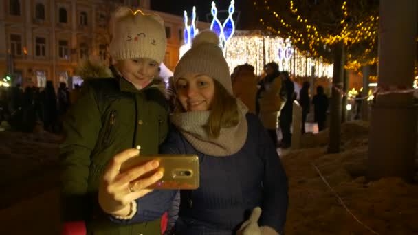 Madre e hija toman selfie de Navidad — Vídeos de Stock