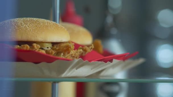 La hamburguesa de comida rápida — Vídeo de stock