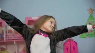 Mutlu küçük kız dans ediyor