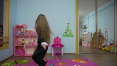 Küçük kız dans atlama ve iplik