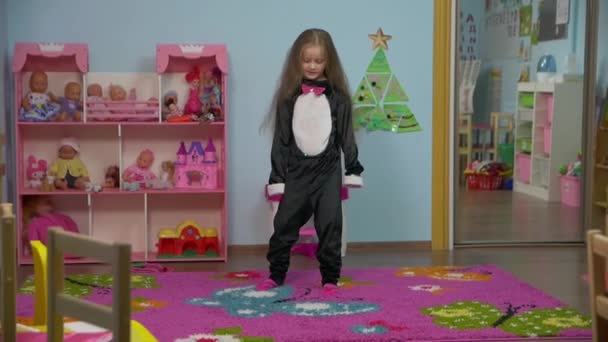 Маленькая активная девочка танцует — стоковое видео