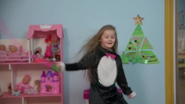 Маленька дівчинка зі стрибками мотузкою — стокове відео