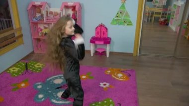 küçük kız dans ediyor