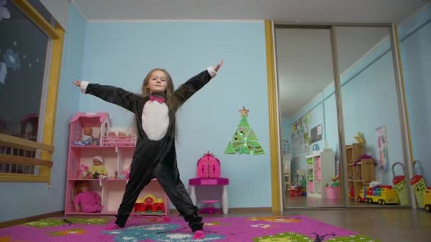 Kleines Mädchen tanzt und springt — Stockvideo