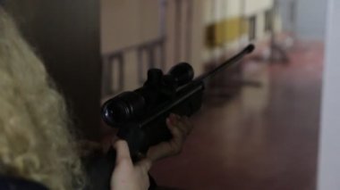 Keskin nişancı tüfeği ile kız