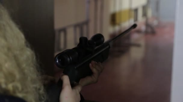 Девушка со снайперской винтовкой — стоковое видео