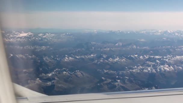 Montañas de los Alpes desde el avión — Vídeo de stock