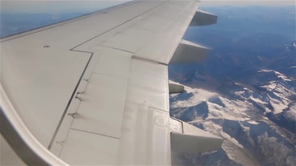 Prachtig Uitzicht Van Bergen Van Alpen Vleugel Van Vliegtuig Vliegen — Stockvideo