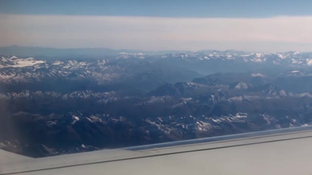 Gipfel der Berge aus dem Flugzeug — Stockvideo