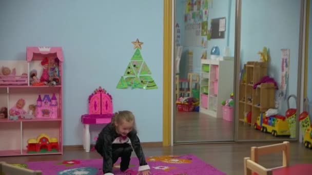 Pequena menina ativa está pulando — Vídeo de Stock