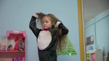 Küçük kız dans ediyor