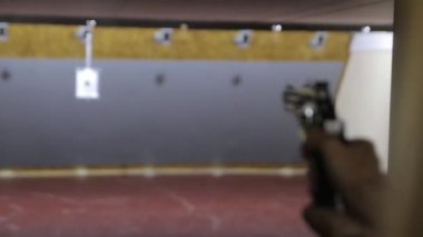 Kız bir silah vuruyor