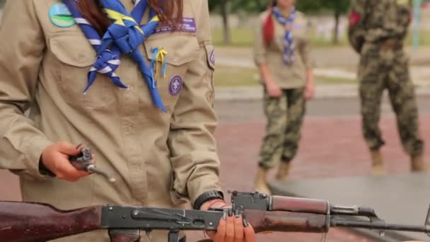 Tinédzser Lány Gyűjt Lőfegyverek Kalasnyikov Assault Rifle Fegyver — Stock videók