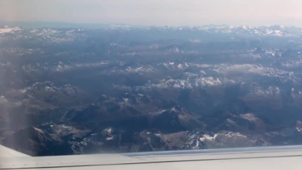 Bergen van de Alpen vanuit vliegtuig — Stockvideo