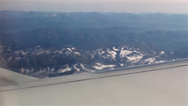 Vista de las montañas desde el avión — Vídeo de stock