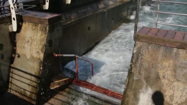 Mar en el muelle en la tormenta — Vídeos de Stock