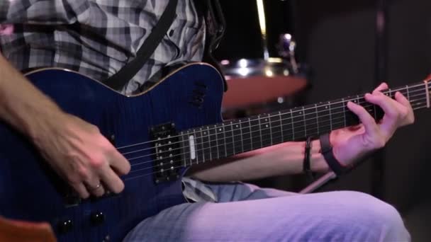 Hombre tocando una guitarra eléctrica — Vídeos de Stock