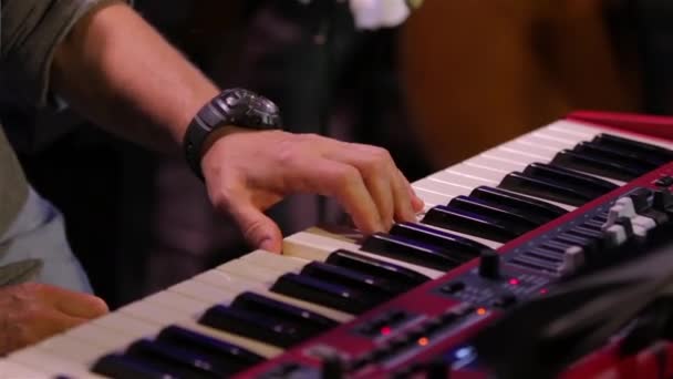 Teclado de mano para piano — Vídeo de stock