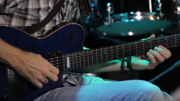 El hombre tocando una guitarra eléctrica — Vídeo de stock