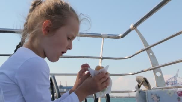 小女孩吃汉堡包 — 图库视频影像