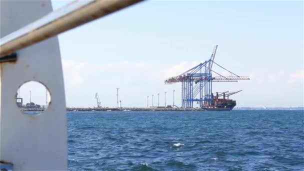 Завантаження вантажу судна в морський порт — стокове відео