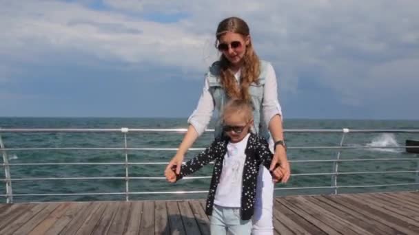 母亲和女儿在海上码头 — 图库视频影像