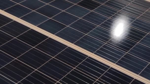 Солнечная панель отслеживания крупным планом — стоковое видео