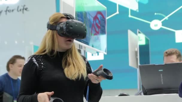 Kvinnliga Virtual Reality-glasögon — Stockvideo