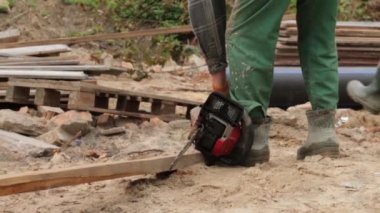 Bir adam bir Chainsaw başlatır
