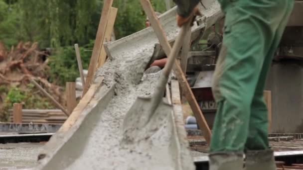 Betonfundament eingießen — Stockvideo