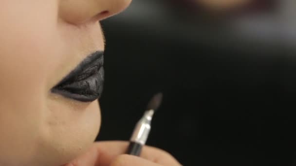 Zwarte lippenstift op lippen — Stockvideo